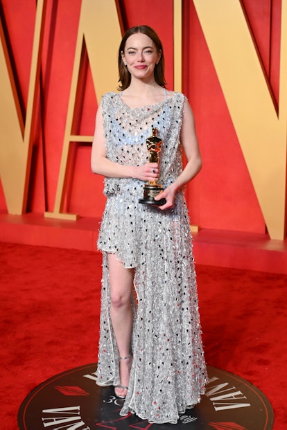 BEVERLY HILLS, CALIFORNIE - 10 MARS : Emma Stone assiste à la soirée des Oscars Vanity Fair 2024 organisée par...