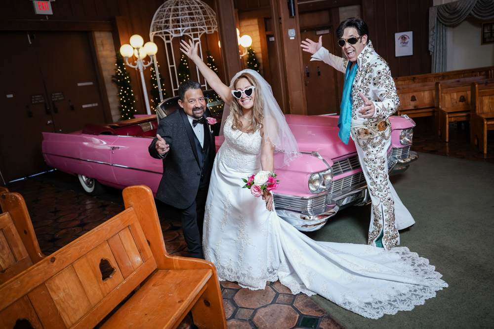 Les couples et les invités adorent prendre des photos avec la Cadillac rose vif sur place