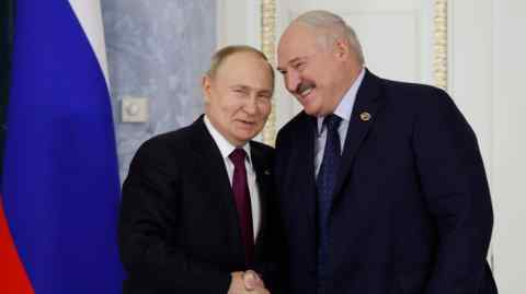 Vladimir Poutine accueille le président biélorusse Alexandre Loukachenko à Saint-Pétersbourg