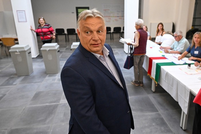 Viktor Orbán arrive pour voter pour les élections au Parlement européen dans un bureau de vote à Budapest