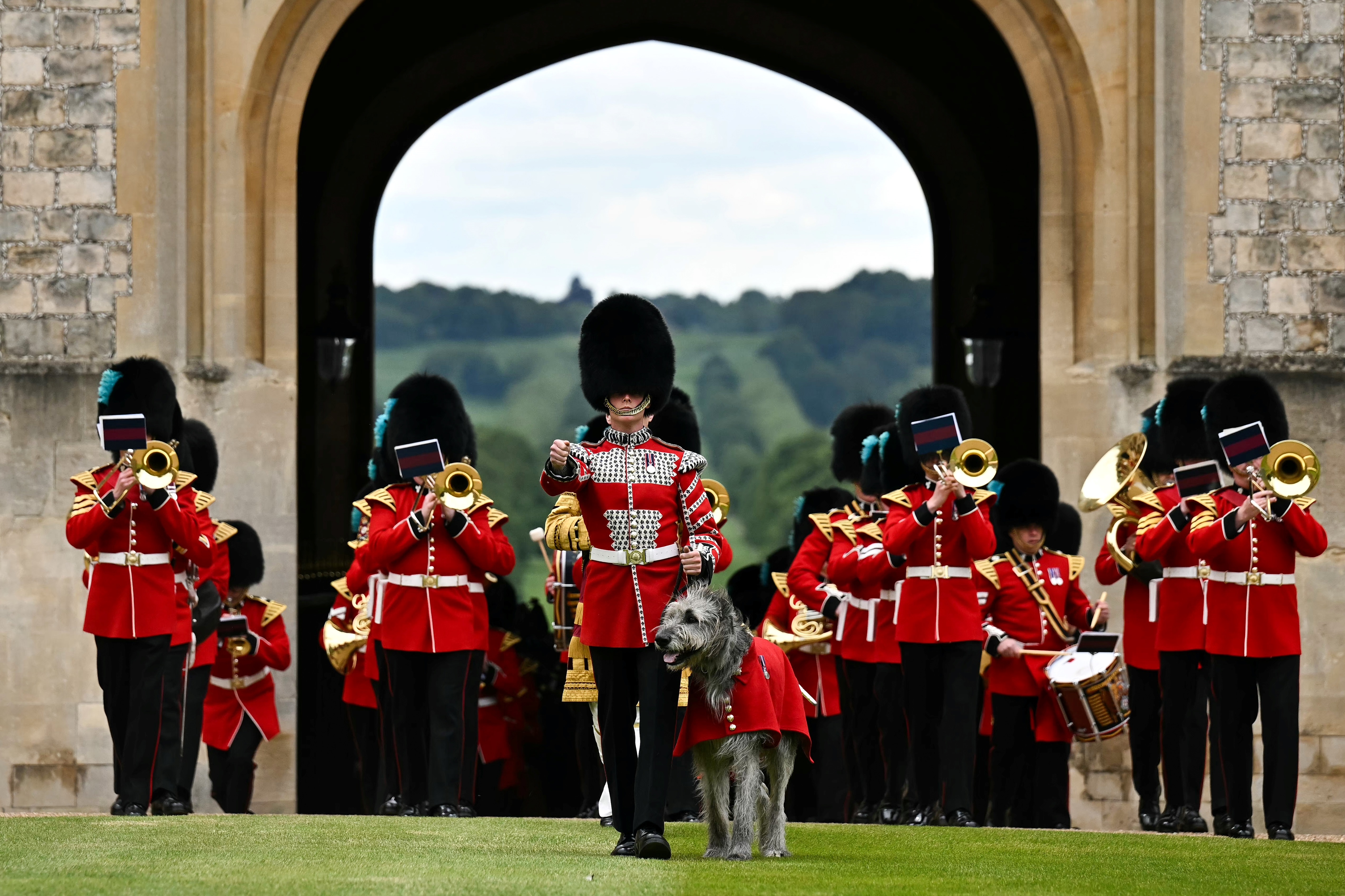 La présentation des nouvelles couleurs aux compagnies n°9 et n°12 a commencé avec la fanfare des gardes irlandais les faisant entrer dans le château de Windsor.
