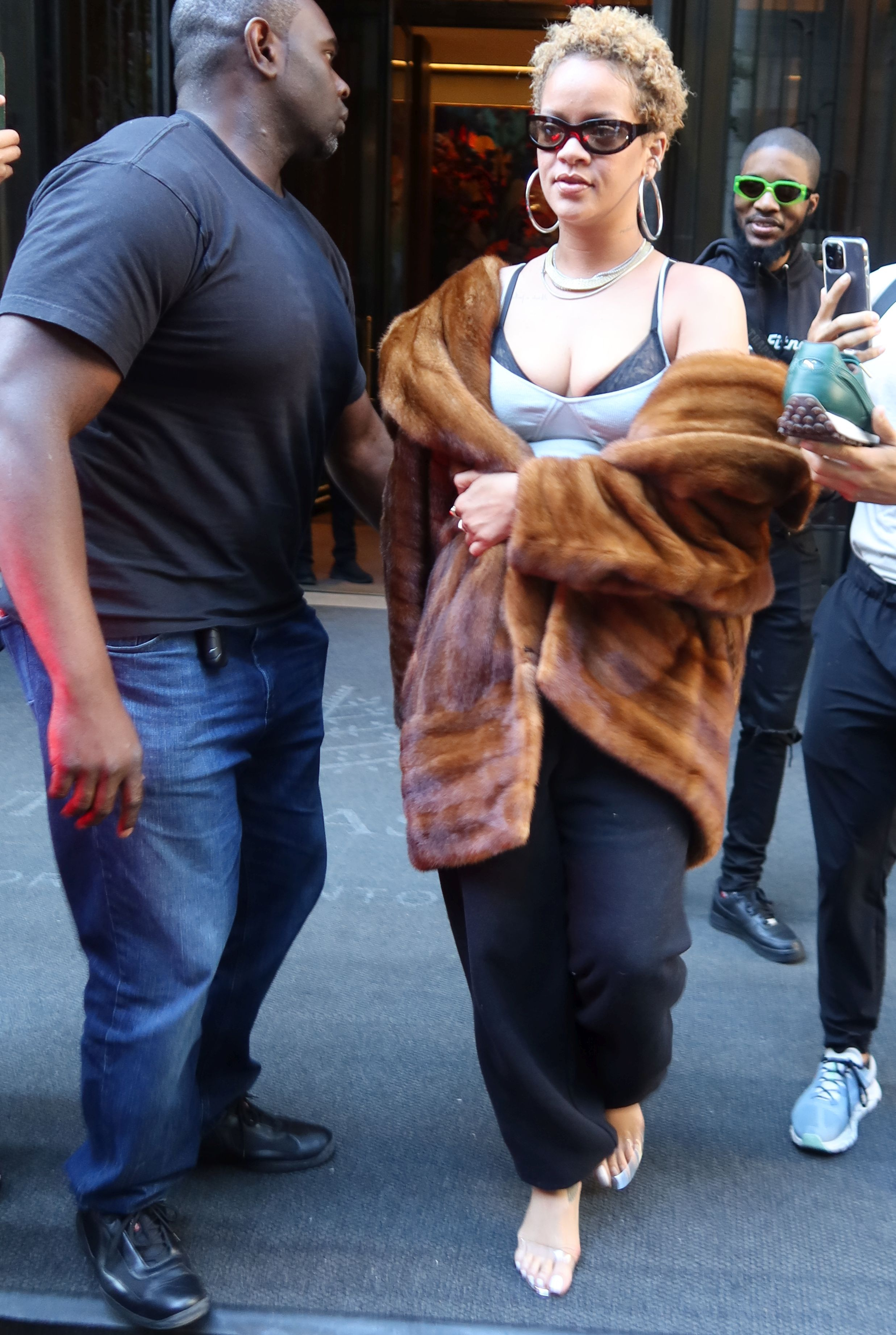 Rihanna a mélangé un haut à fines bretelles avec une veste en fausse fourrure qu'elle a drapée sur ses épaules à Manhattan dimanche