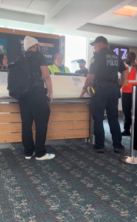 Un homme a été arrêté à l'aéroport après avoir tenté de suivre un piratage viral d'emballage