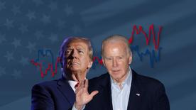 Donald Trump et Joe Biden, derrière eux un graphique linéaire avec leurs numéros de sondage