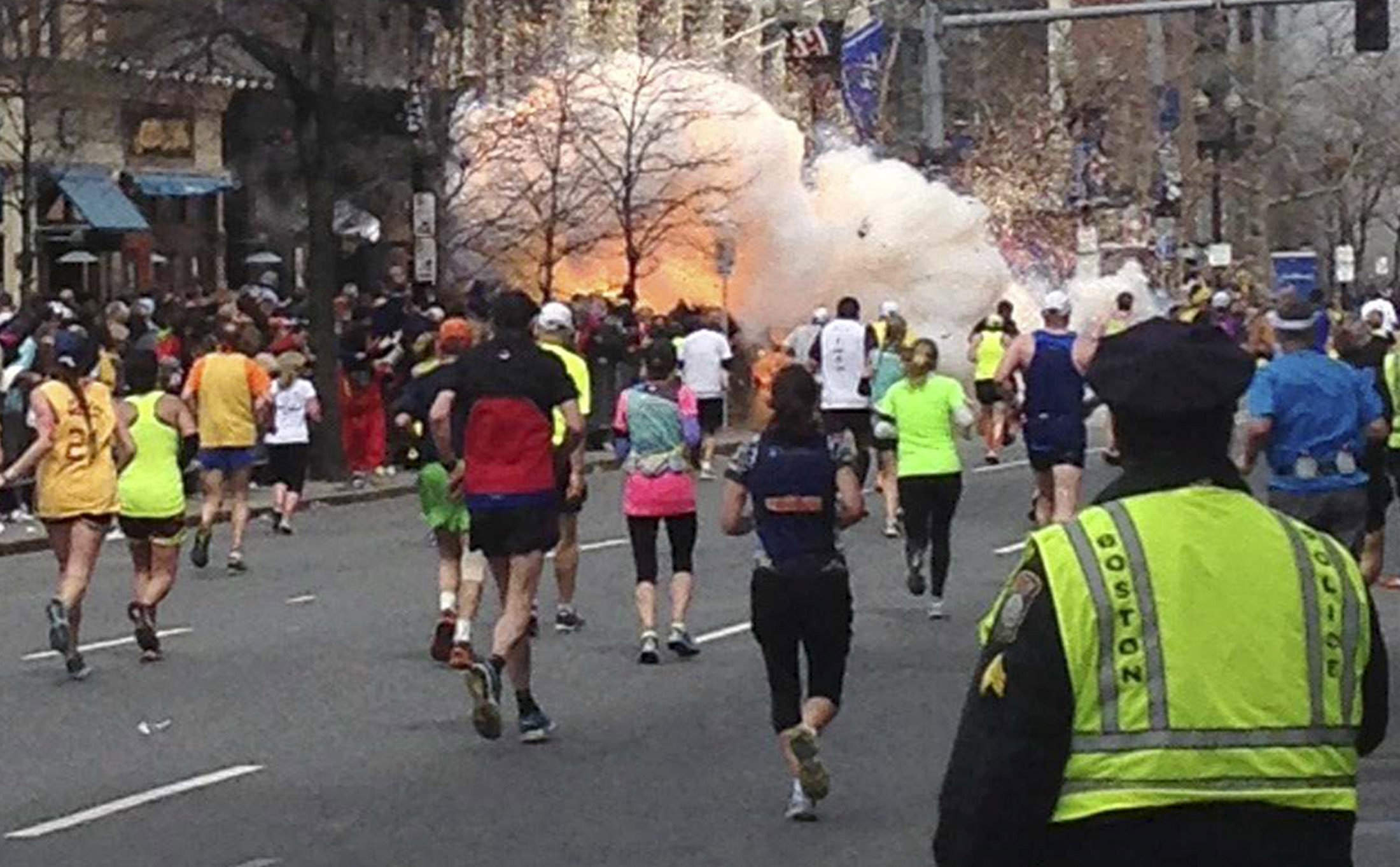 Une explosion se produit lors du marathon de Boston, le 15 avril 2013.