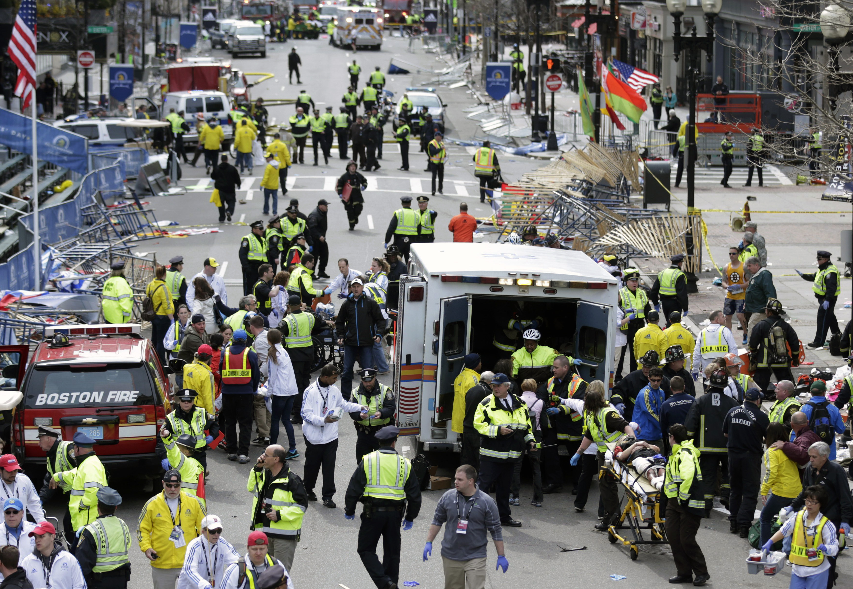 Des travailleurs médicaux aident les blessés à la ligne d'arrivée du marathon de Boston