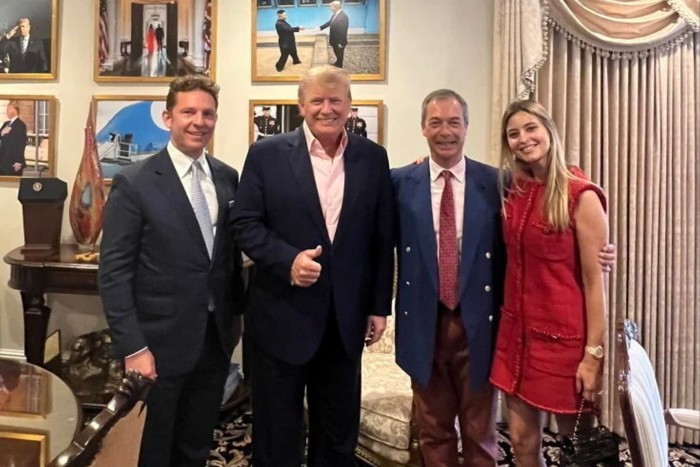 De gauche à droite : Nick Candy, Donald Trump, Nigel Farage et Holly Valance à Mar-a-Lago en 2022