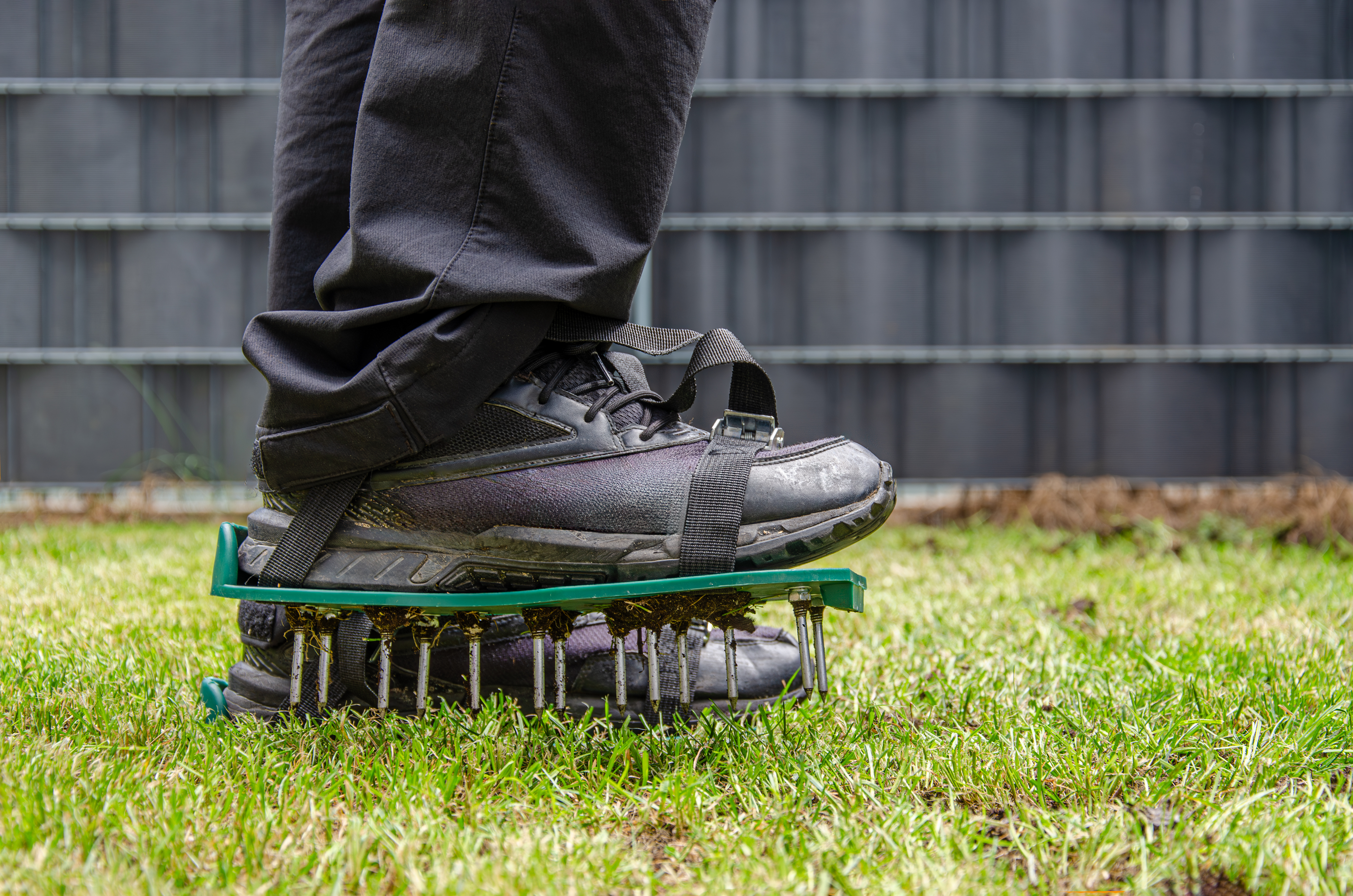 Les pros notent aussi qu’aérer sa pelouse avec des chaussures DIY n’est pas très efficace