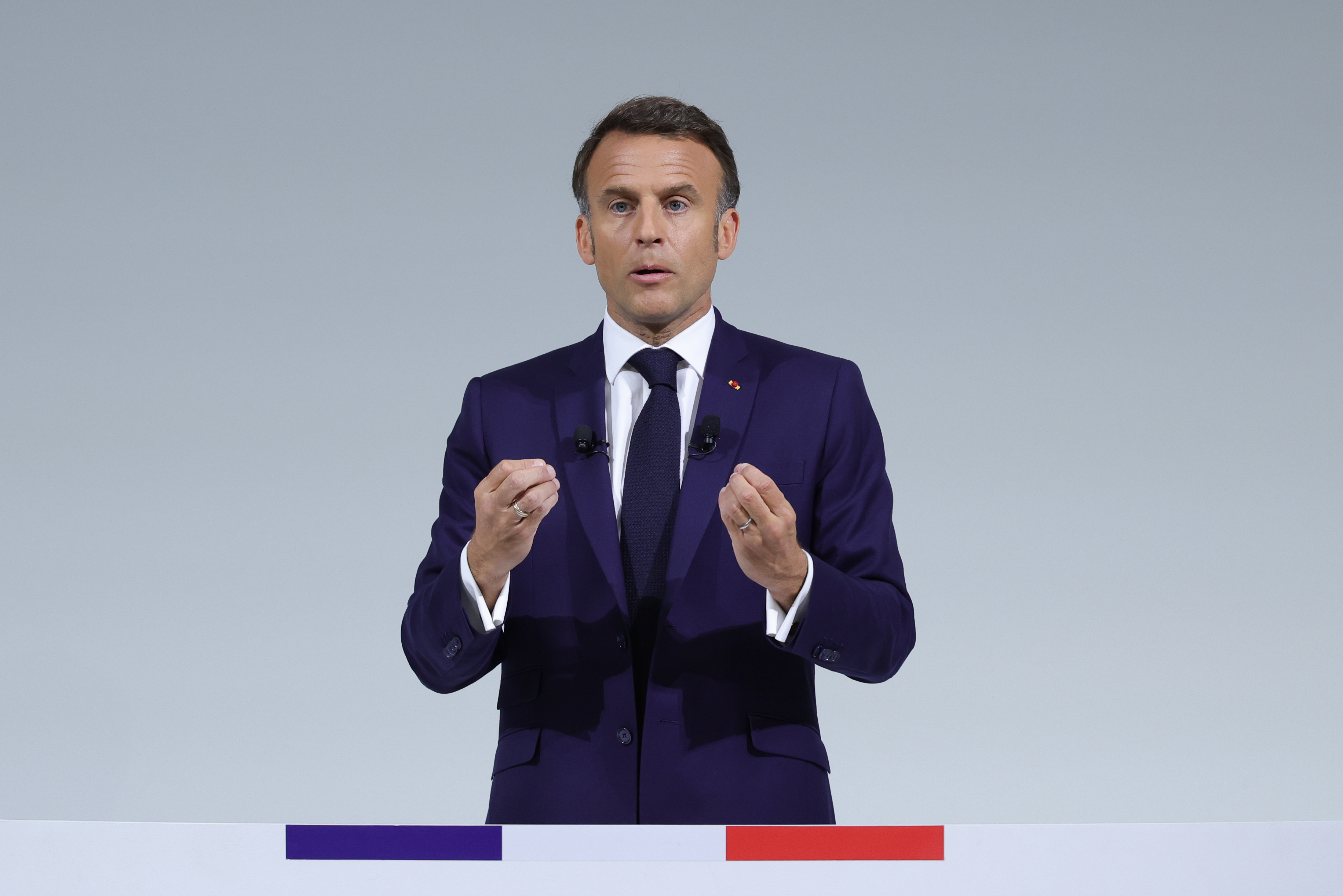 En France, le président Emmanuel Macron risque d'être mis à la dérive par la montée du soutien au parti de droite de Marine Le Pen.