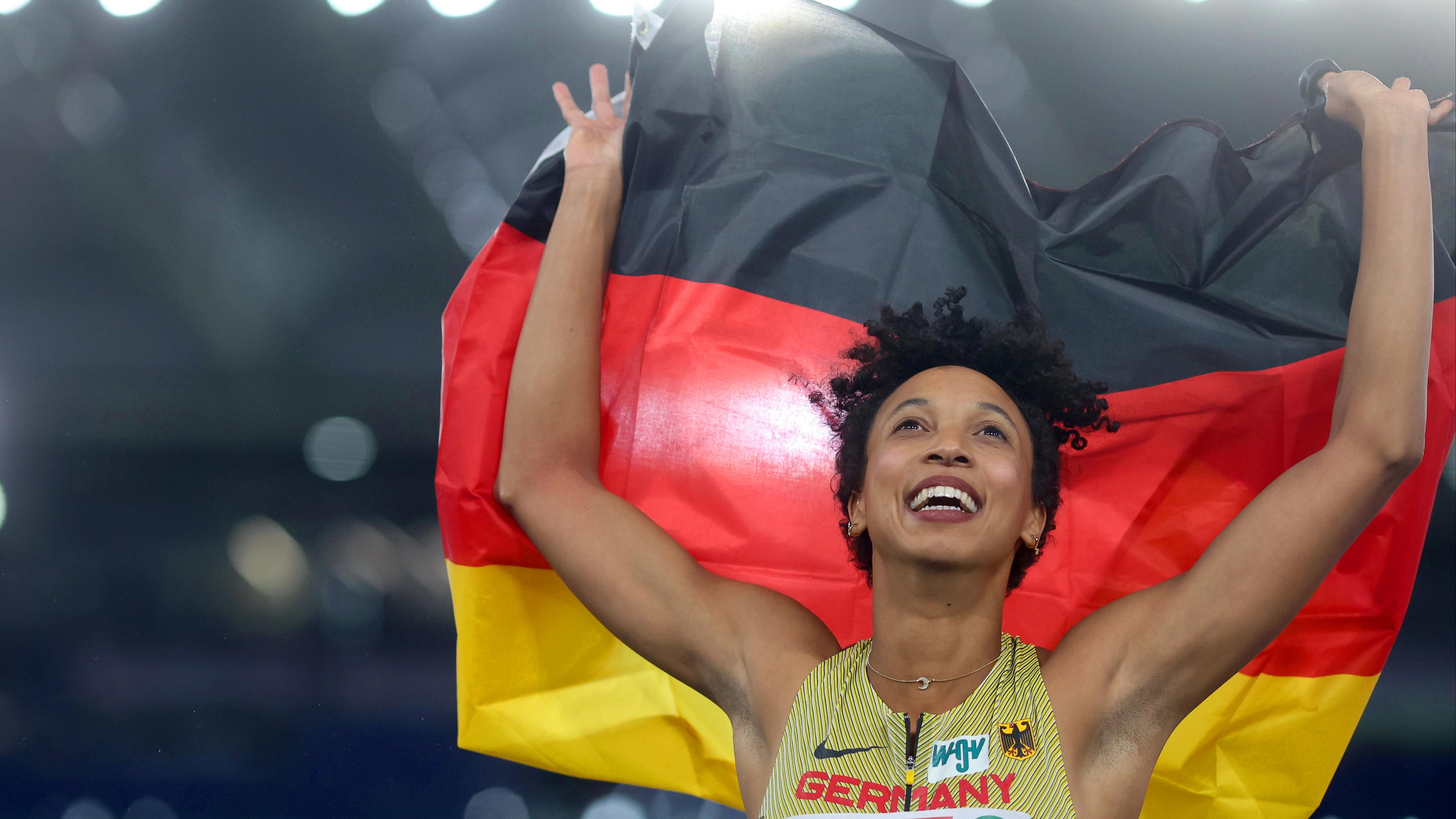 Italie, Rome : Athlétisme : Championnats d'Europe, saut en longueur, femmes, finale, Malaika Mihambo d'Allemagne applaudit après sa victoire. 
