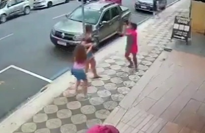 La fille a tiré sa mère en arrière alors qu'elle allait riposter