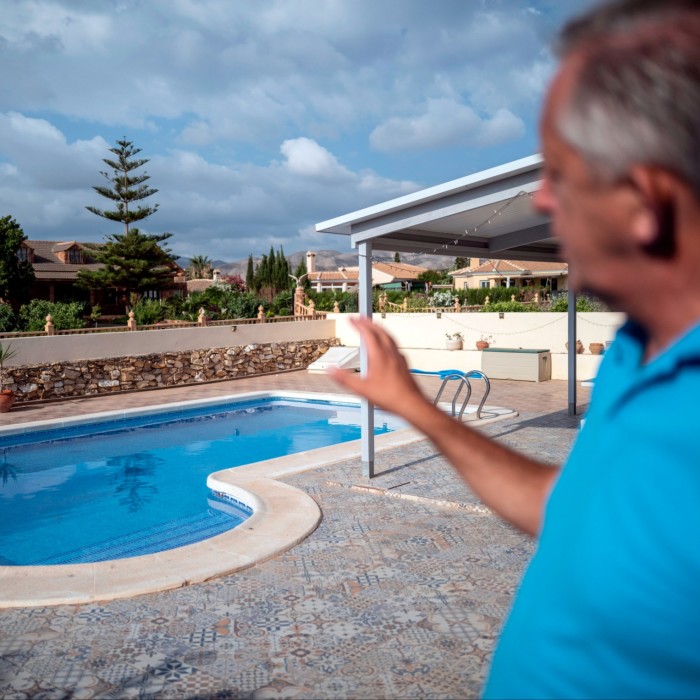 Mark Daniel, ancien conseiller et agent immobilier, montre une piscine dans une propriété typique qu'un expatrié britannique achètera