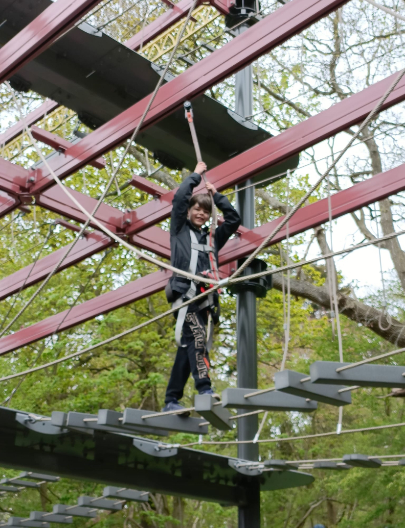 Les cordes hautes sont très amusantes et idéales pour les enfants plus âgés qui veulent relever des défis.