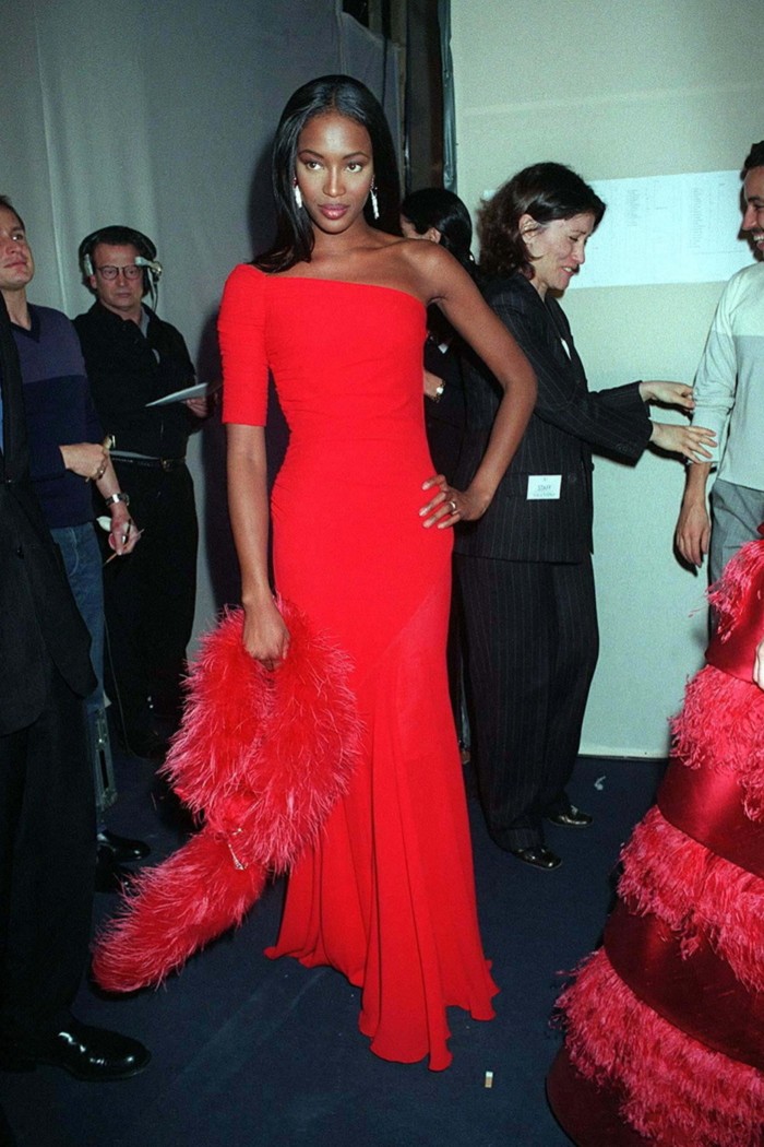 Une femme modèle une robe rouge 