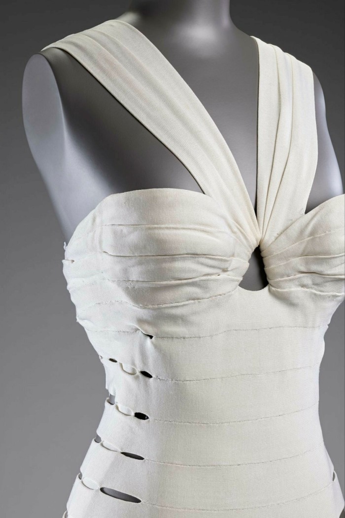 Une robe blanche à bretelles calquée sur un mannequin de couturière