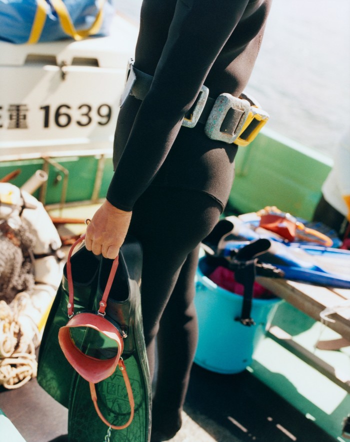 Un plongeur Ama portant une ceinture lestée