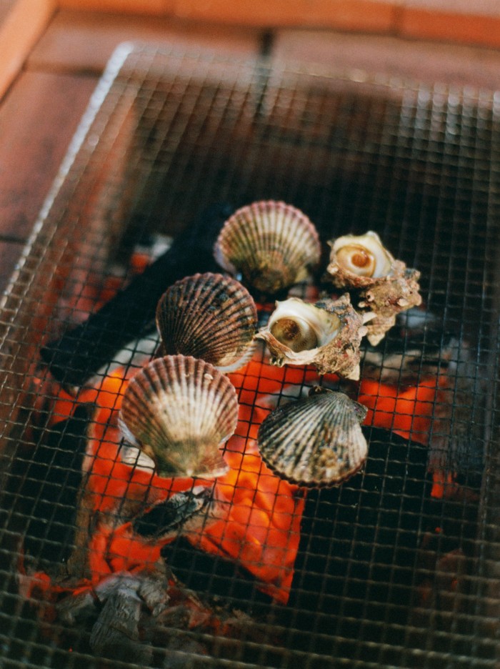 Escargots de mer et palourdes sur le grill