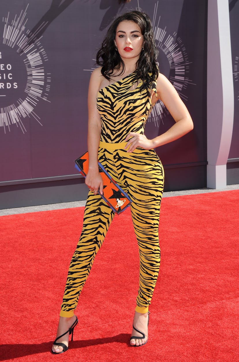 INGLEWOOD, CA - 24 AOÛT : la chanteuse Charli XCX arrive aux MTV Video Music Awards 2014 au Forum...