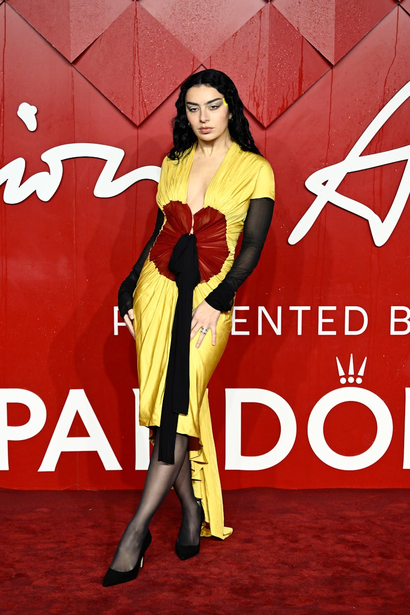 LONDRES, ANGLETERRE - 04 DÉCEMBRE : Charli XCX assiste aux Fashion Awards 2023 présentés par Pandora au...