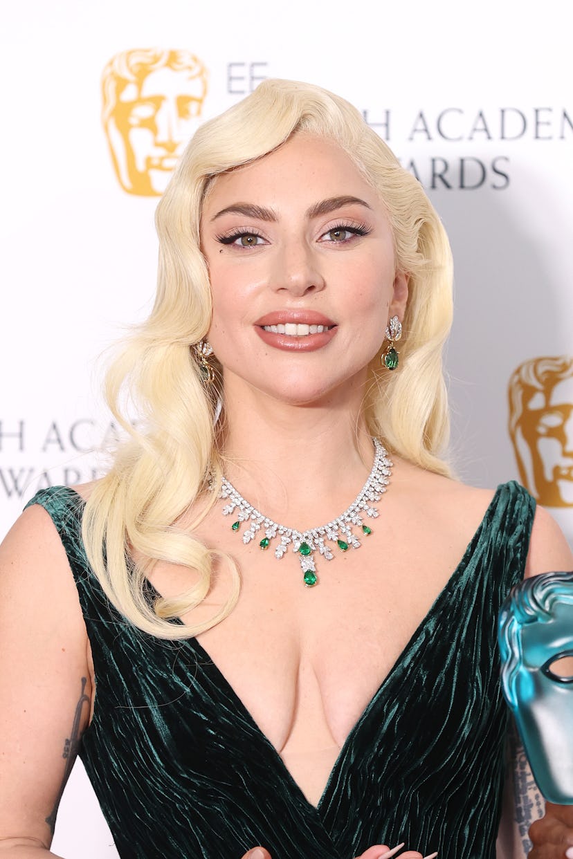 Lady Gaga vieilles boucles hollywoodiennes
