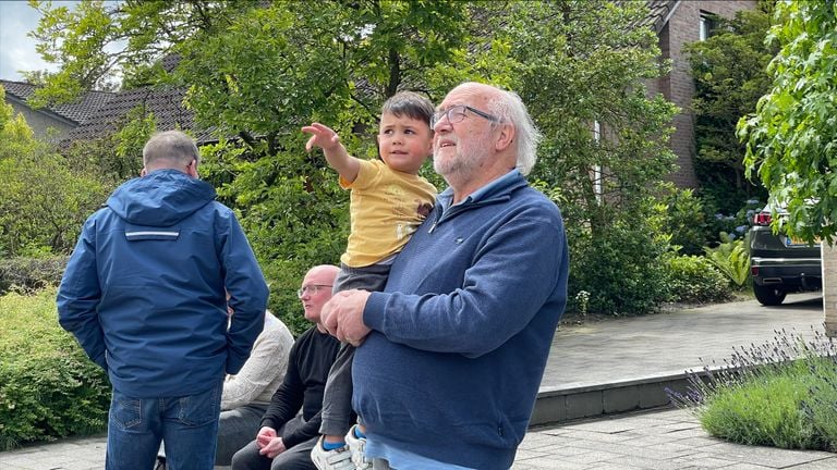 Le plus jeune fils regarde la maison incendiée avec son grand-père (photo : Rochelle Moes).