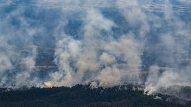 Vue depuis un hélicoptère de la police fédérale sur les incendies de forêt dans le parc national de la Suisse saxonne.