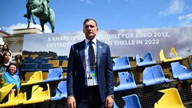 Le président de la Fédération ukrainienne de football Andriy Shevchenko pose devant une installation de sièges endommagés aux couleurs de l'Ukraine depuis le stade de football Sonyachny de Kharkiv.