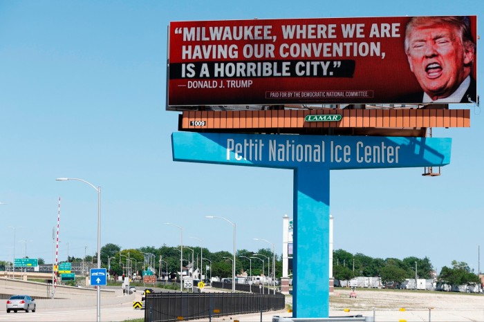 Panneau publicitaire démocrate montrant le visage de Donald Trump et sa citation lorsqu'il a qualifié Milwaukee de « ville horrible »