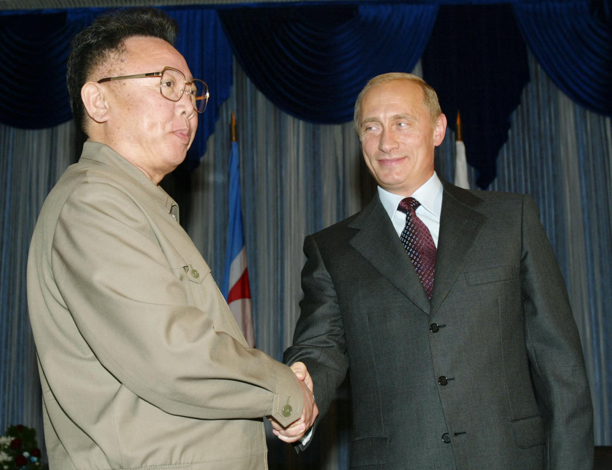 Poutine serre la main du dirigeant nord-coréen Kim Jong Il en 2002.