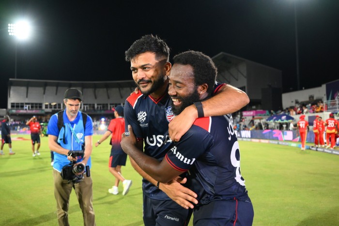 Aaron Jones, à droite, et Monank Patel s'embrassent après avoir battu le Canada lors de leur match d'ouverture de la Coupe du monde à Dallas, Texas