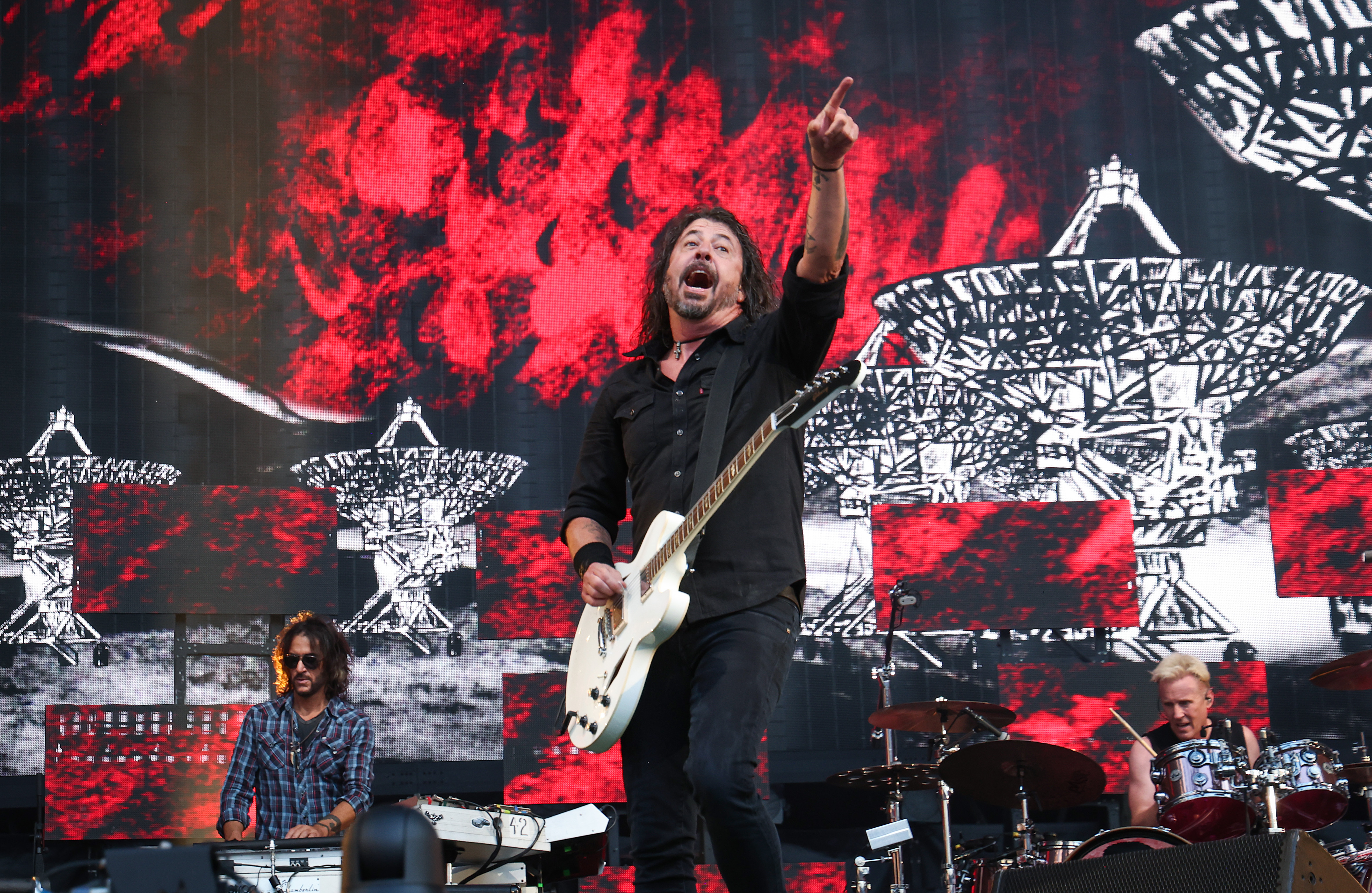 Dave Grohl a dirigé une performance typiquement énergique des Foo Fighters sur scène au stade de Londres