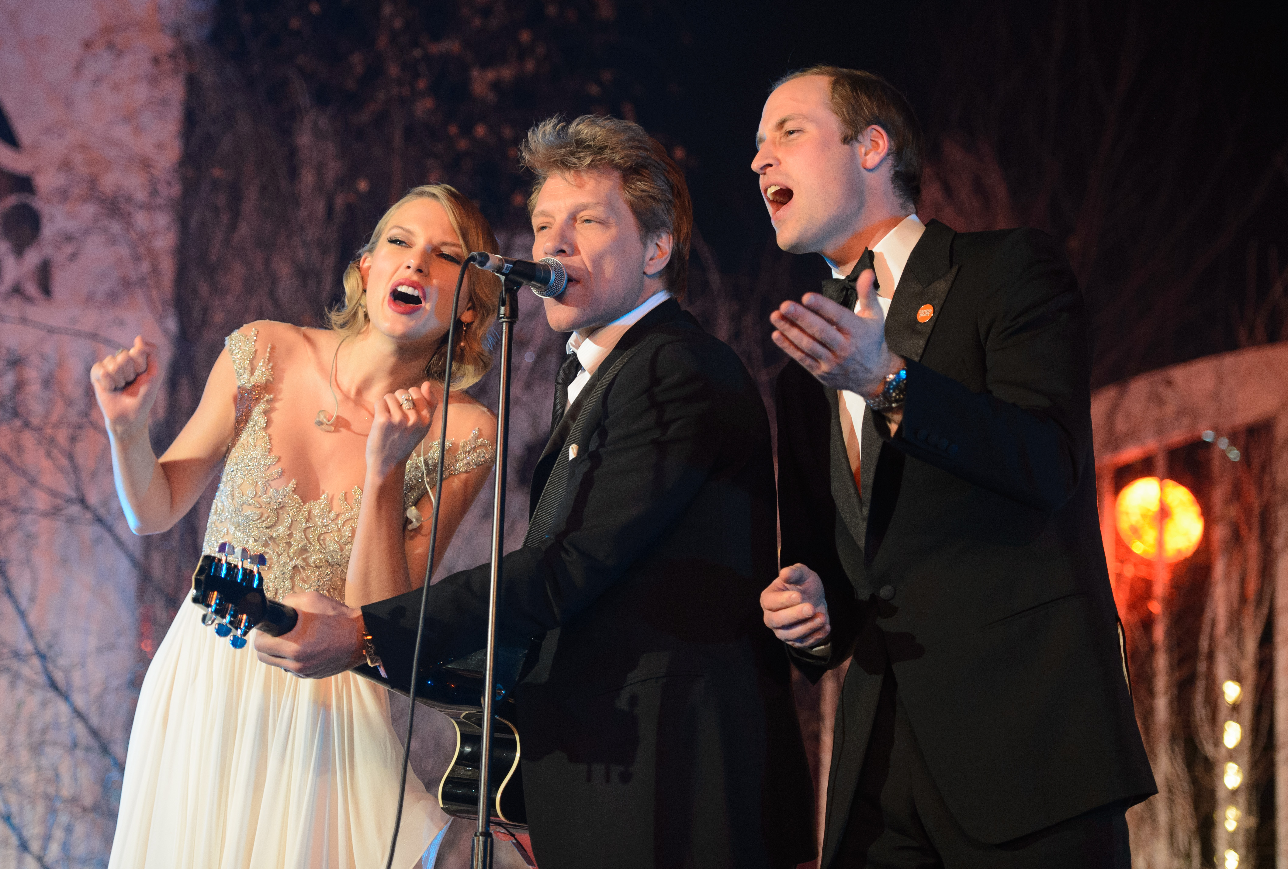 Taylor Swift, Jon Bon Jovi et le prince William chantent sur scène lors du dîner de gala Centrepoint au palais de Kensington en 2013
