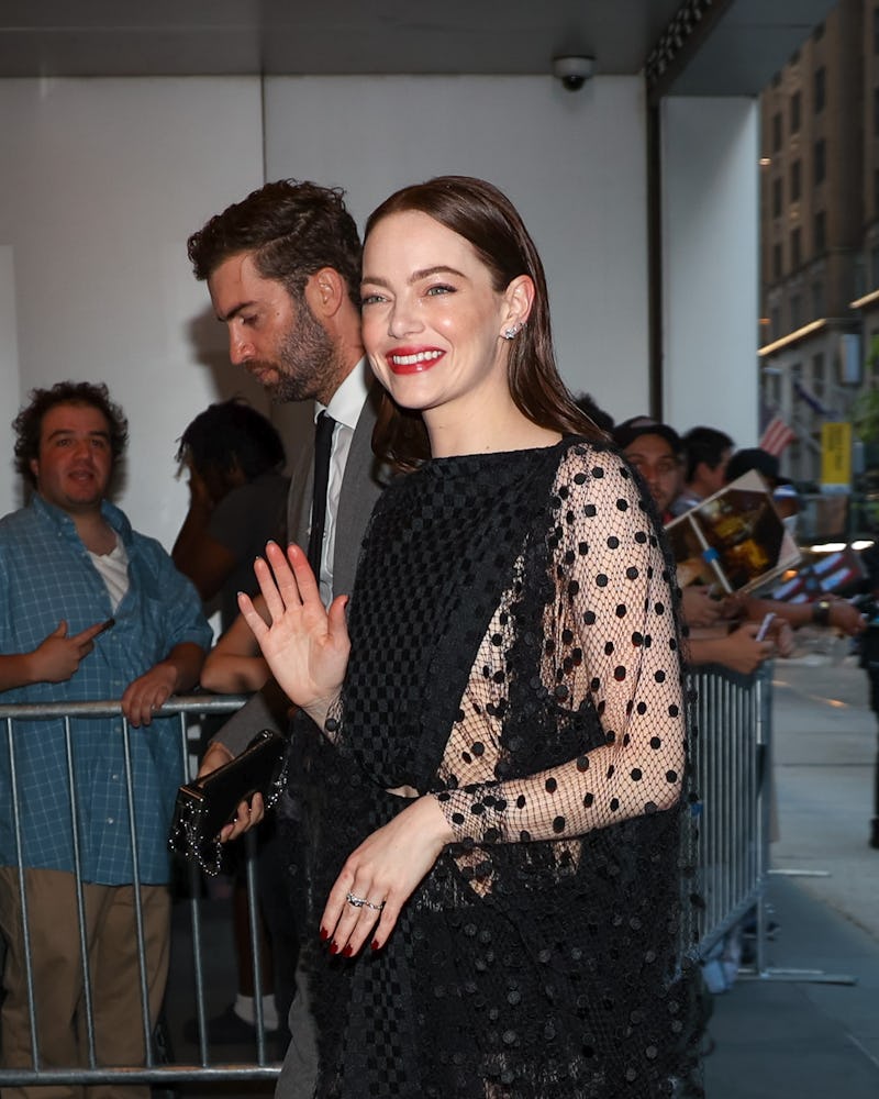 Ongles rouge foncé d'Emma Stone