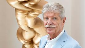 Reinhard Ernst devant une œuvre de l'artiste Tony Cragg