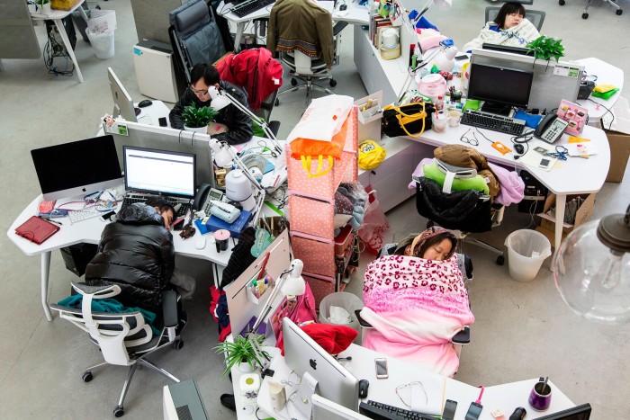 Les employés font la sieste pendant l'heure du déjeuner chez Tencent à Guangzhou, en Chine