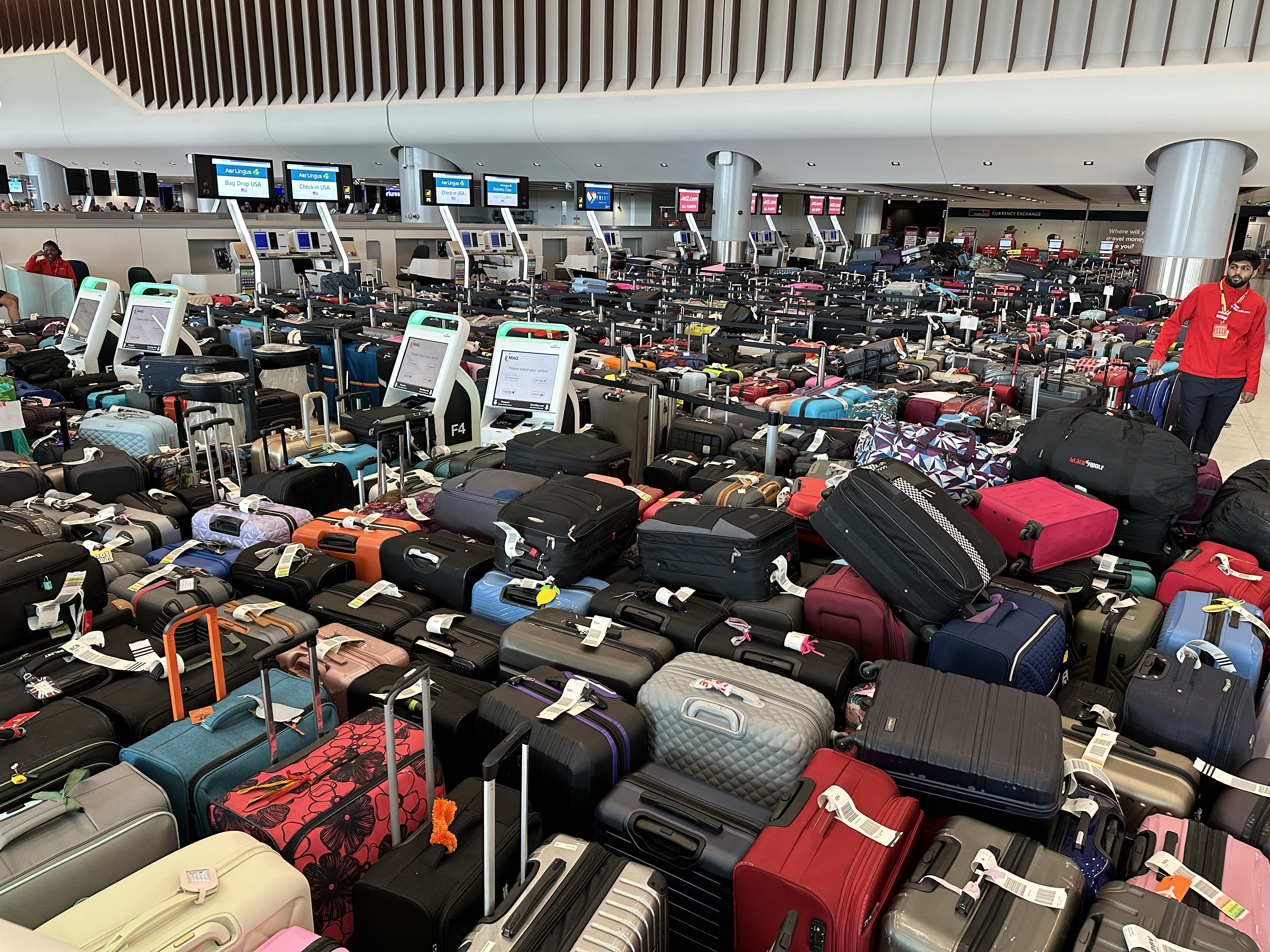 Une mer de bagages à l'aéroport n'a pas été réclamée hier