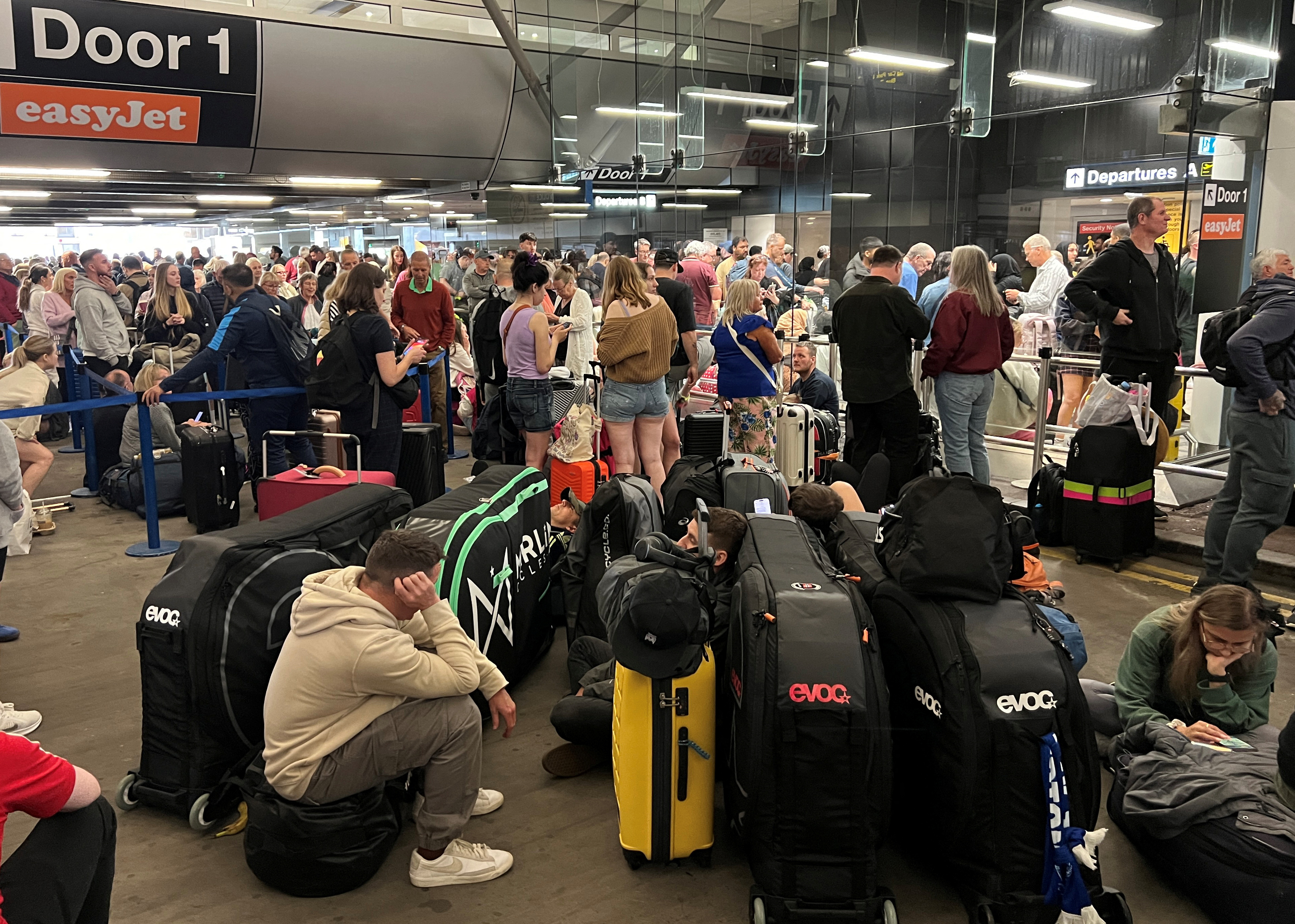 Les passagers ont fait la queue quatre heures devant le terminal 1 dimanche