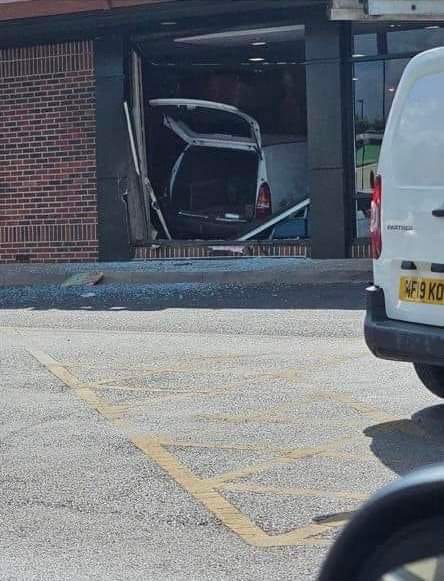 La Vauxhall Astra a percuté le fast-food samedi