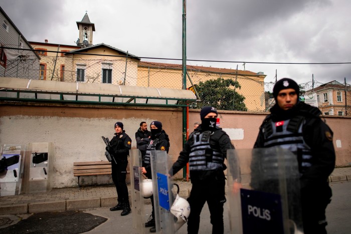 Des policiers turcs montent la garde dans une zone bouclée à l'extérieur de l'église Santa Maria, à Istanbul, en Turquie, en janvier 2024.