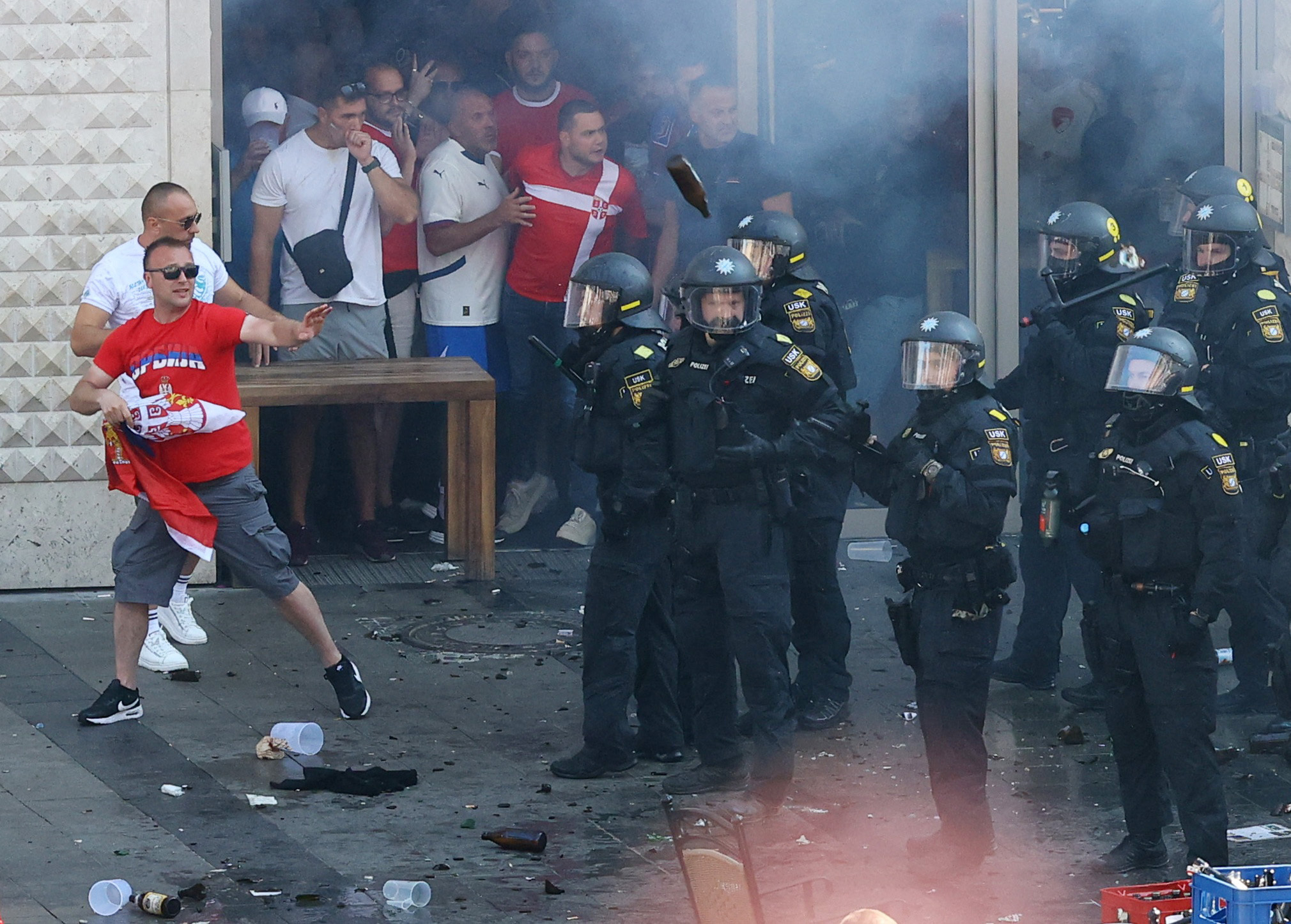 Certains fans ont tenté de faire reculer la police