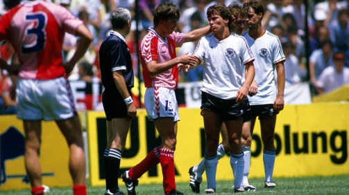 Le Danemark remporte le groupe devant l'Allemagne lors de la Coupe du monde 1986 : Lothar Matthäus (à droite) en échange du buteur Frank Arnesen