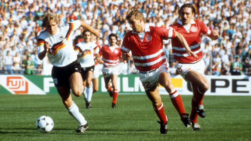 L'Allemagne a battu le Danemark aux Championnats d'Europe à domicile en 1988 : le champion du monde Jürgen Klinsmann (à gauche) dans un duel pour le ballon avec Lars Olsen