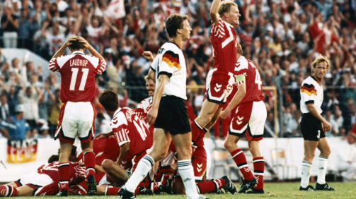 Seul parmi les Danois enthousiastes : Guido Buchwald et l'Allemagne perdent la finale du Championnat d'Europe 1992
