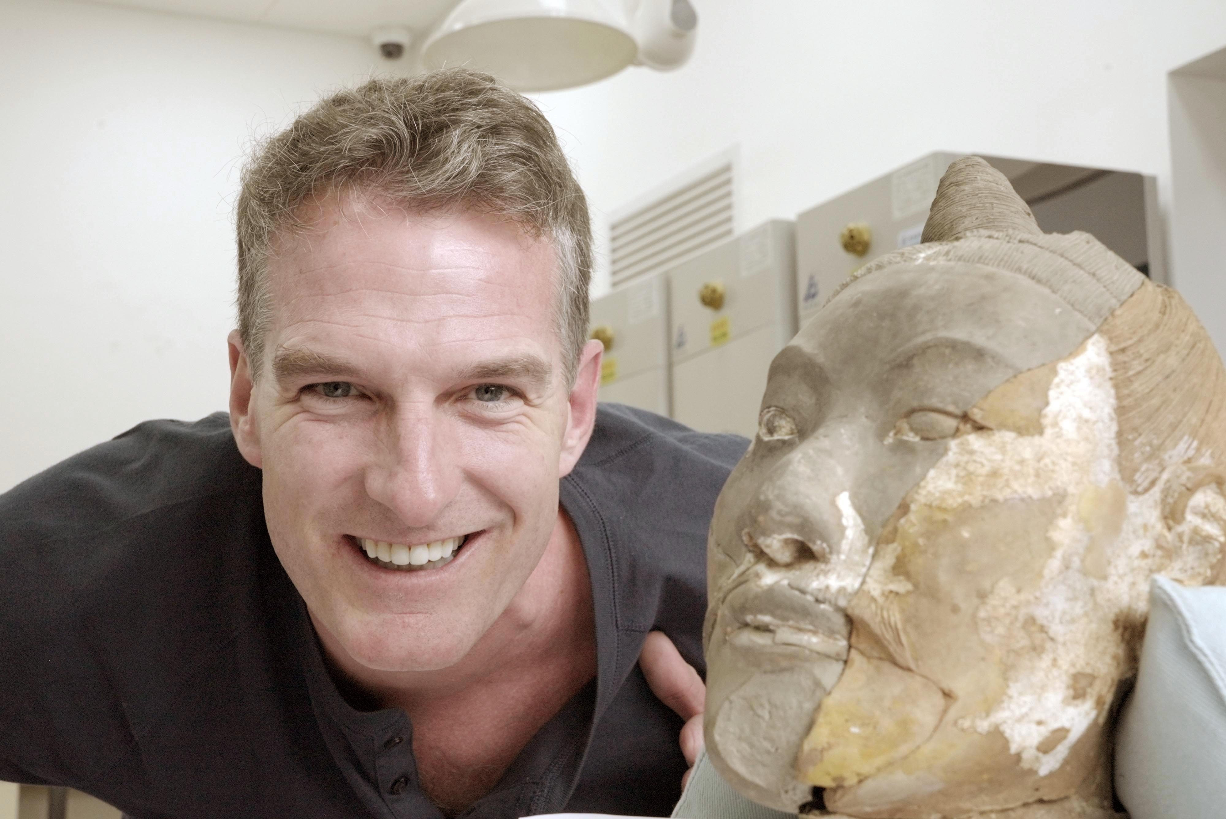 Dan Snow avec une tête en terre cuite peinte dans un laboratoire du Terracotta Army Museum