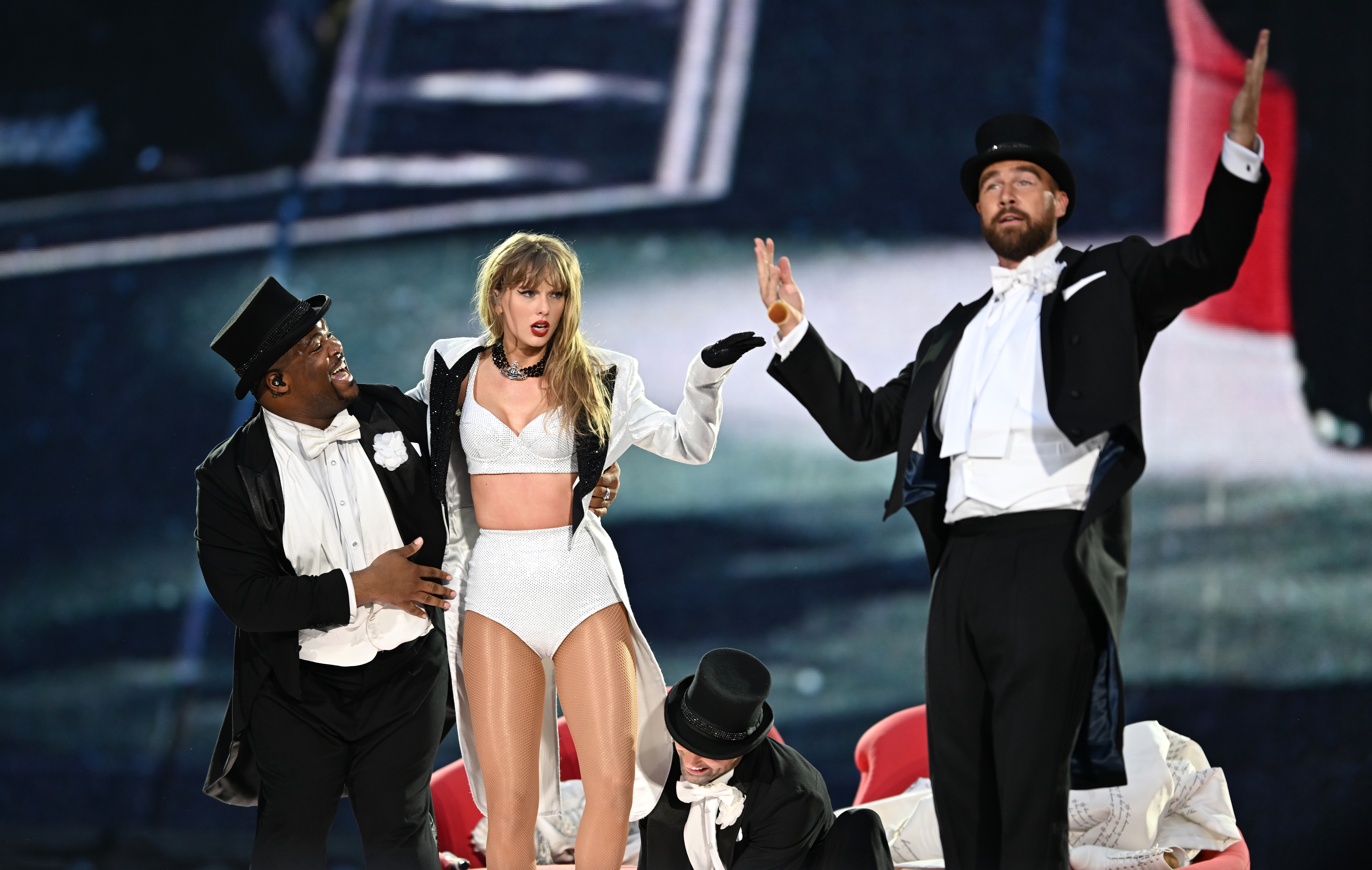 Swift est rejoint sur scène par Travis Kelce (à droite), lors d'un spectacle au stade de Wembley