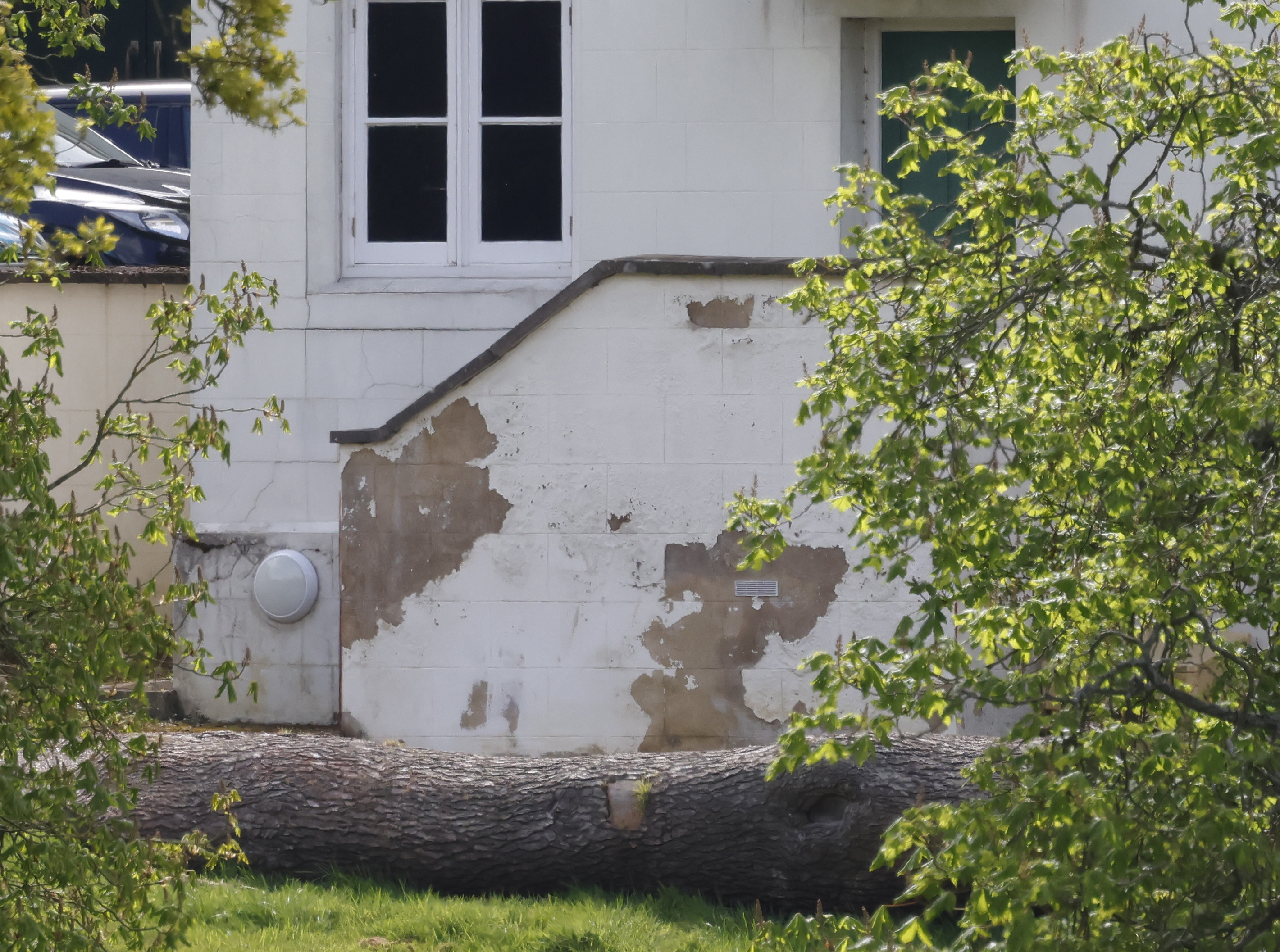 L'extérieur de la maison s'effondre et nécessite des réparations coûteuses.