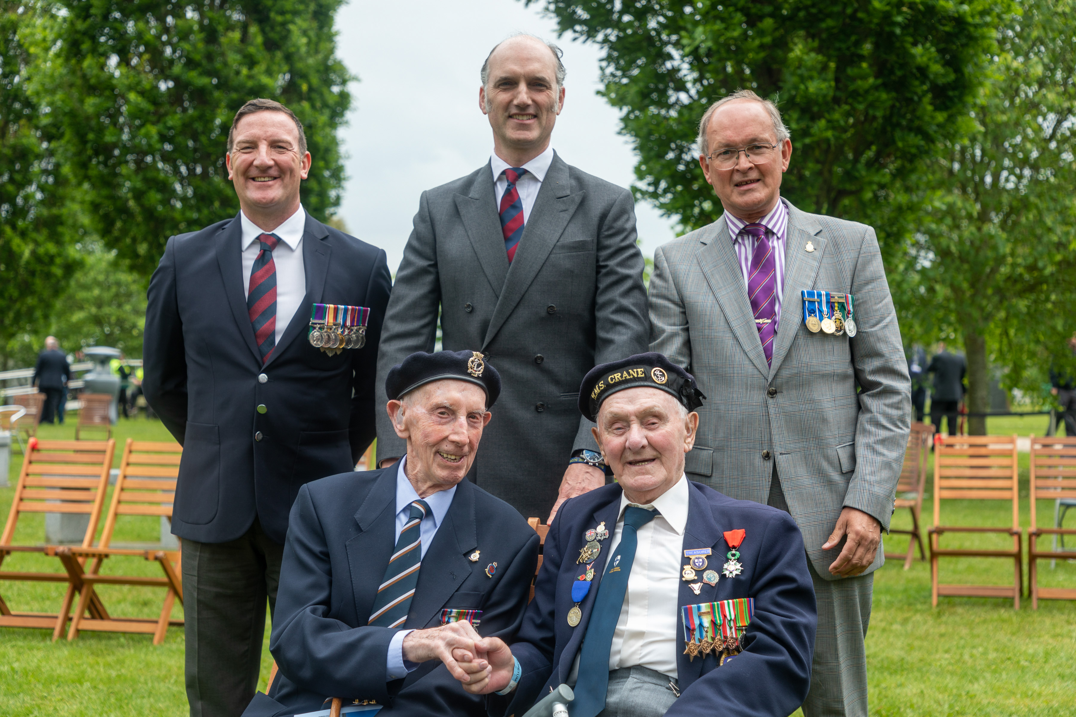 Des membres des forces armées ont rejoint les vétérans du débarquement en Normandie pour assister à l'ouverture du National Memorial Arboretum dans le Staffordshire