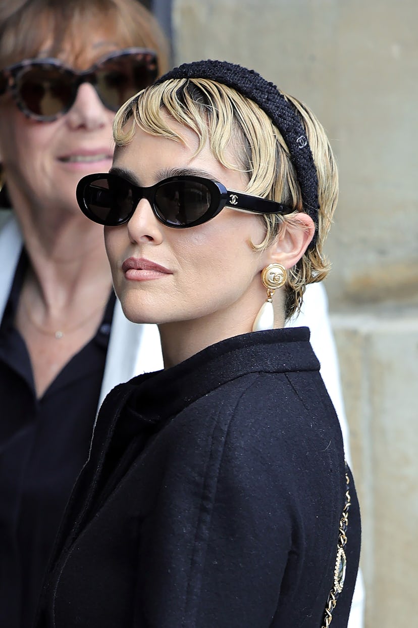 PARIS, FRANCE - 25 JUIN : Zoey Deutch est vue arrivant à l'Hôtel Ritz lors du défilé Haute Couture Automne/Hiver...