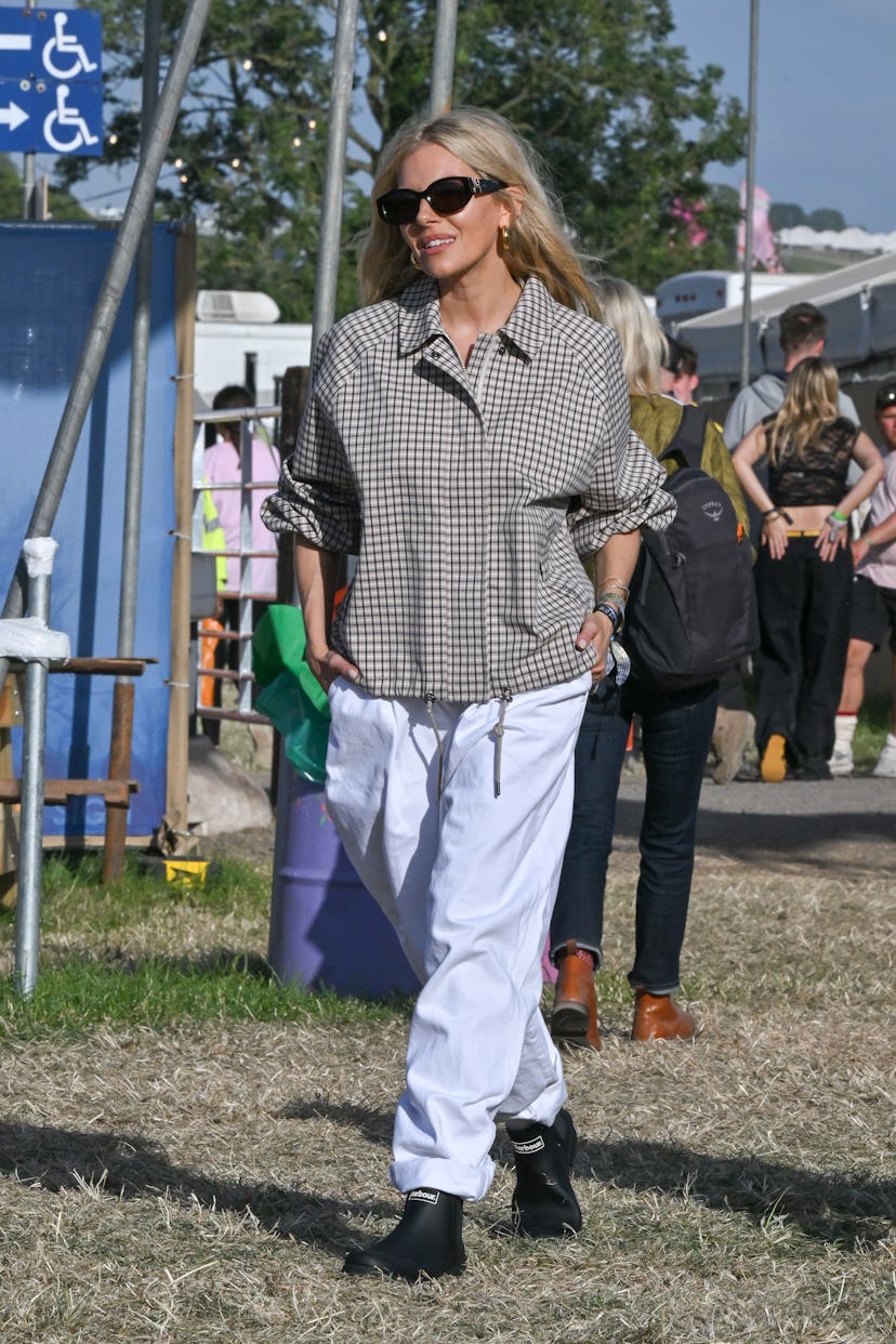 GLASTONBURY, ANGLETERRE - 28 JUIN : Sienna Miller est vue le premier jour du festival de Glastonbury portant...