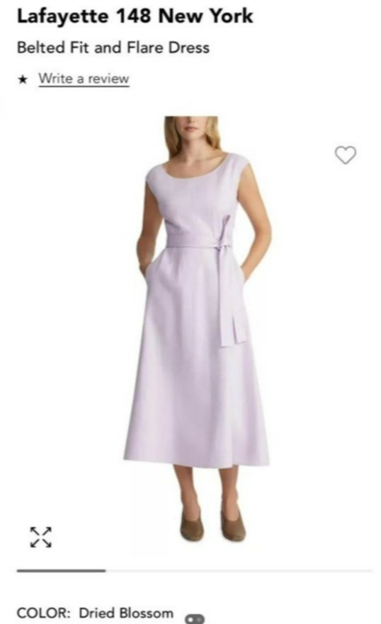 La robe violet pâle n'est pas bon marché non plus – et a été vendue à l'origine pour un prix stupéfiant de 985 £.
